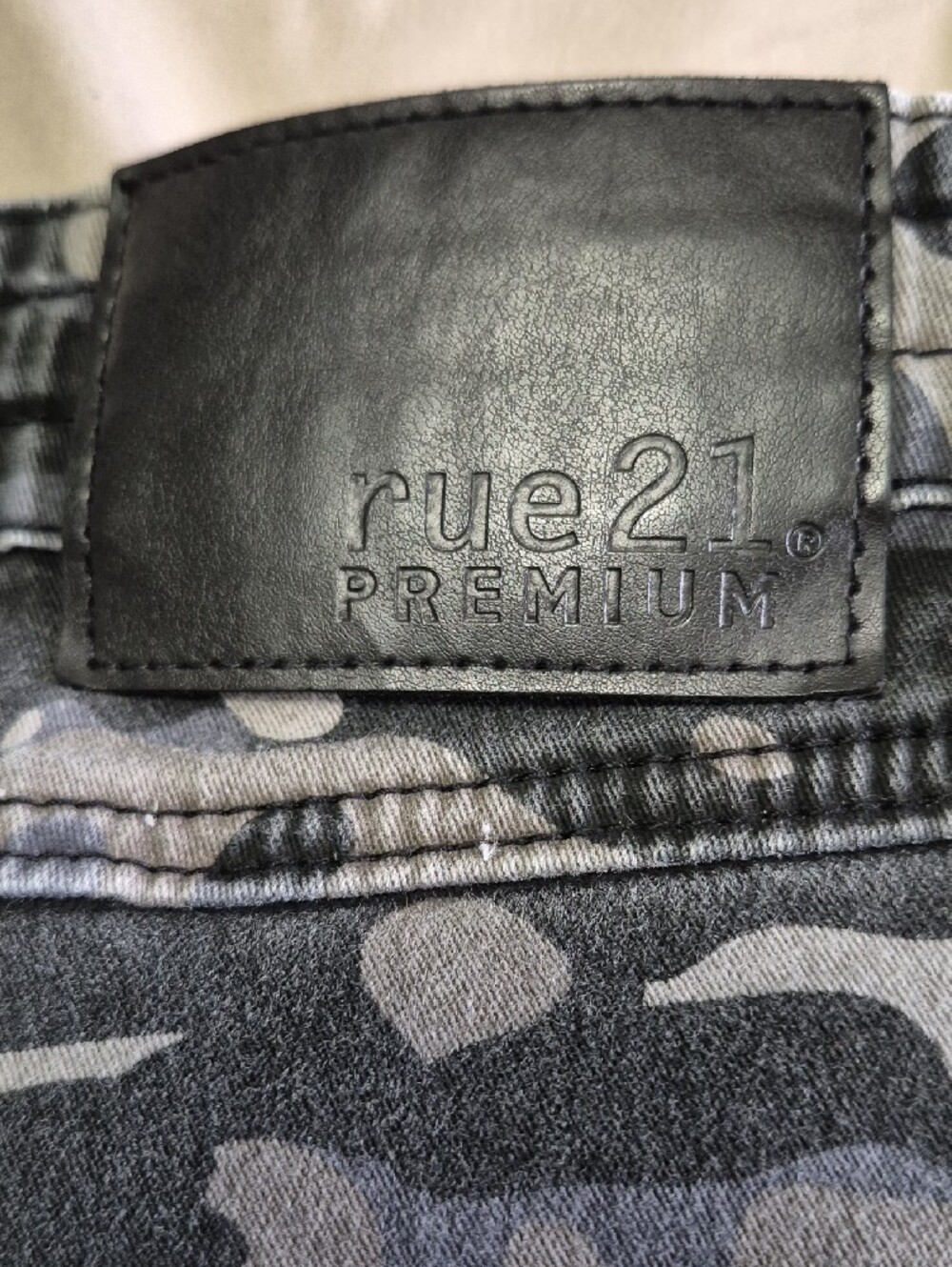 Men's Gray Camo Cargo Shorts with Utility Pockets - Picture 4 of 9